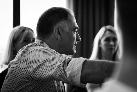 Foto von einem Workshop bei triangility um Blockaden in der KI-Transformation bei FKs zu lösen