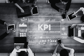 Am Tisch wird über KPIs in Zeiten von KI-gestützter Führung gesprochen